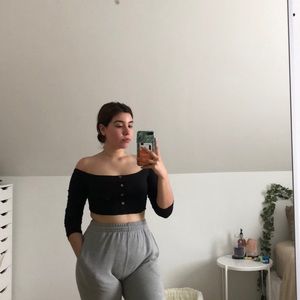 Cropped long sleeve black ribbed top